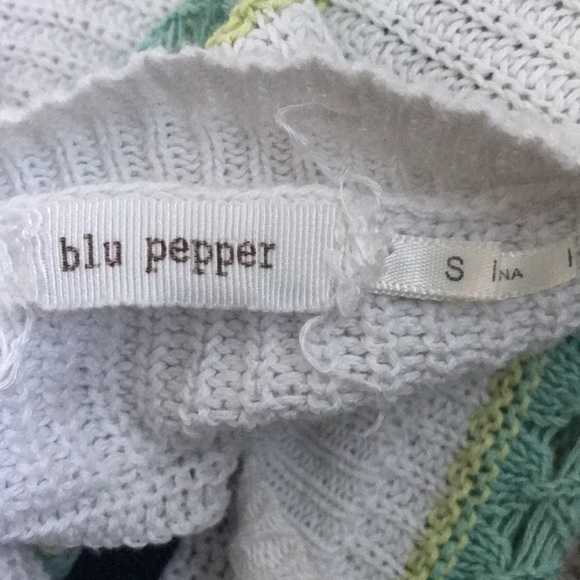 Size S teal and white sweater, great for a light layer. In perfect condition - Picture 2 of 4